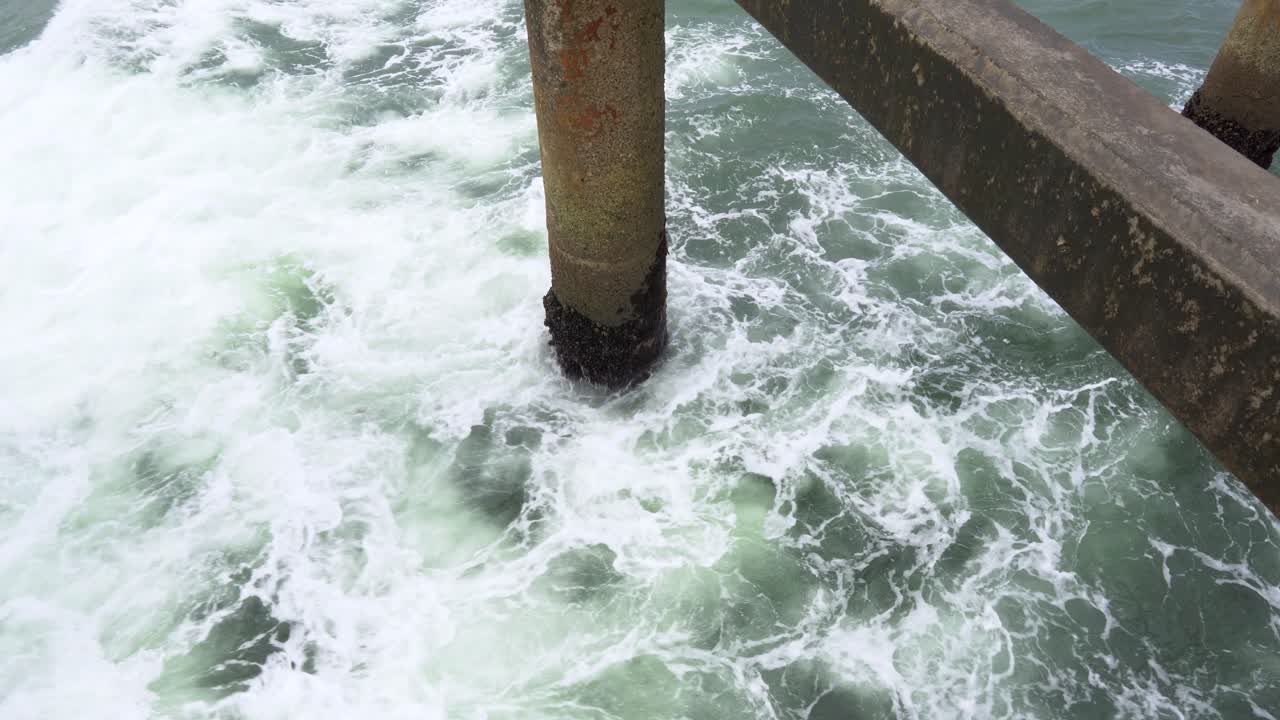 나미비아 의 스코프문트 항구 의 기둥 들 에 부히는 파도 들