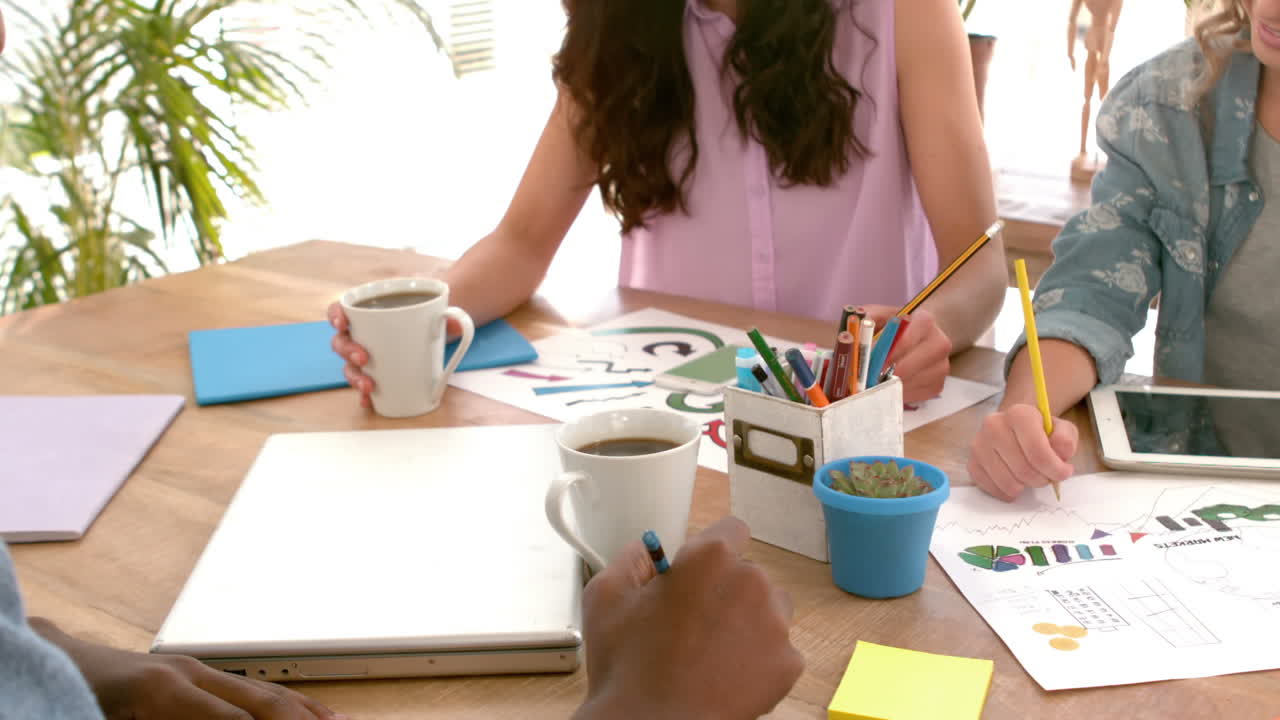 equipo creativo trabajando juntos en una oficina