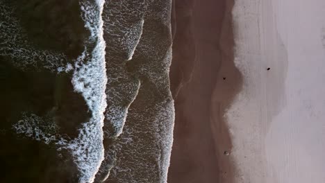 Excellent-Overhead-View-Of-Waves-Lapping-The-Shores-Of-New-Smyrna-Beach,-Florida