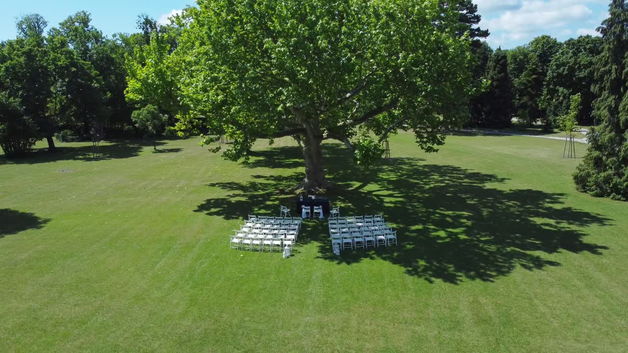크고 푸른 공원에서 야외 결혼식 장소의 드론  ⁇