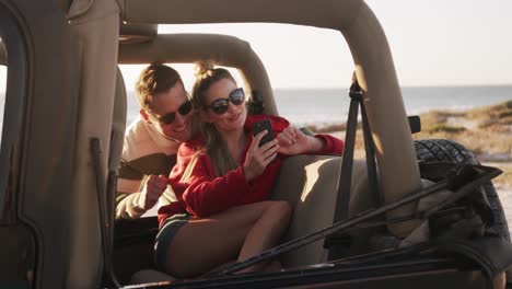 pareja enamorada disfrutando del tiempo libre en un viaje por carretera juntos