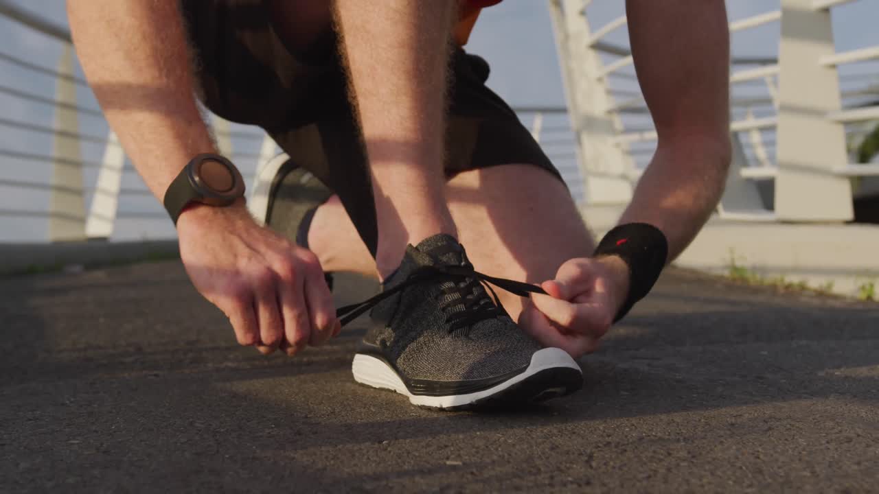 Uomo sportivo caucasico su un ponte