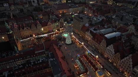 Espíritu-Navideño-En-La-Plaza-Del-Mercado-De-Breslavia:-Vistas-Desde-Drones