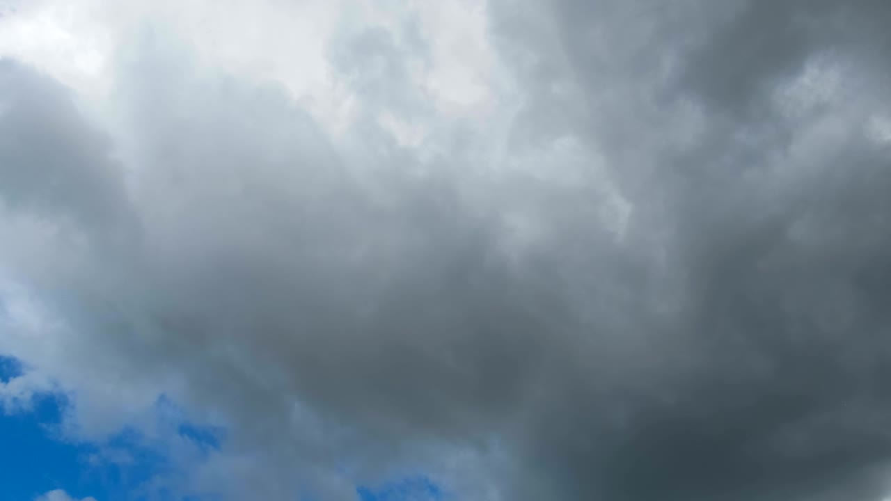 파란 하늘에서 구름이 움직이고 있습니다. 타임스