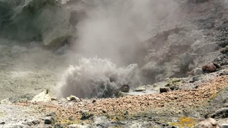 piscina de lodo geotérmico hirviendo emitiendo vapor caliente, isla blanca
