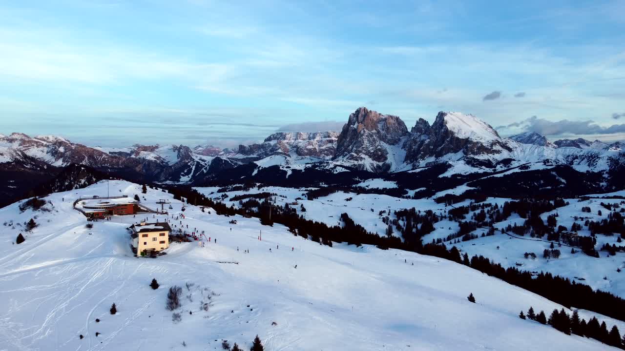 paisaje invernal en los dolomitas italianos durante la puesta de sol