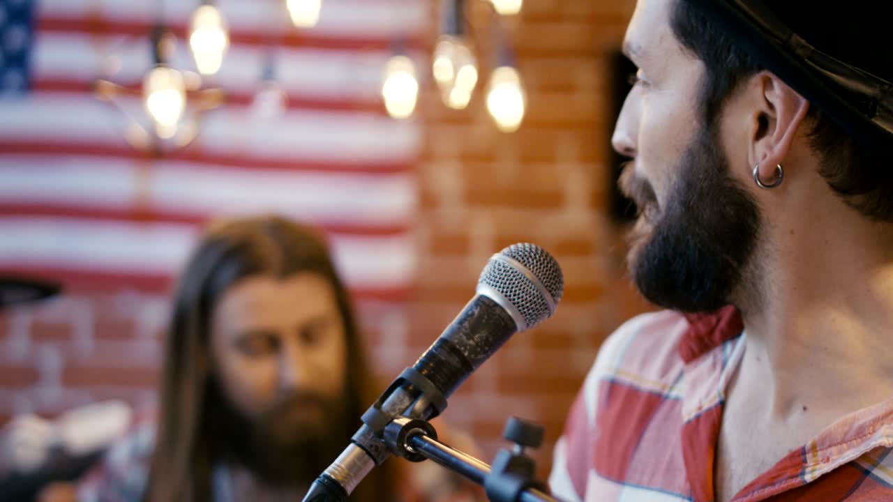 músicos creando canciones juntos