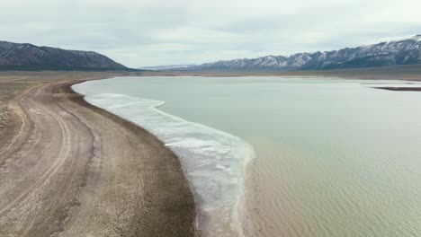 antena - montañas nevadas y lago scipio, utah, amplio tiro giratorio