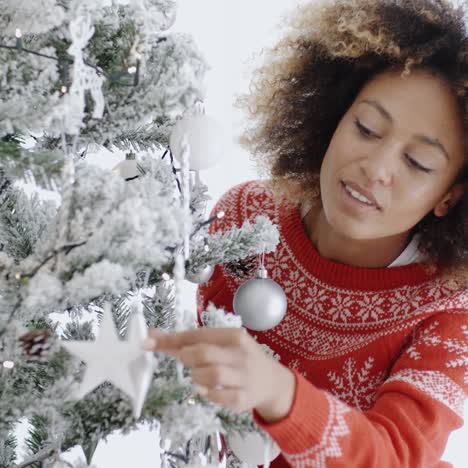 Attraktive-Frau,-Die-Den-Baum-Für-Weihnachten-Vorbereitet