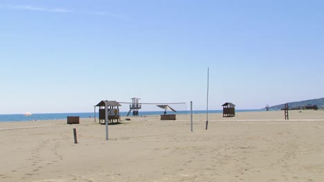 Playa-De-Arena-Con-Cancha-De-Voleibol-De-Playa