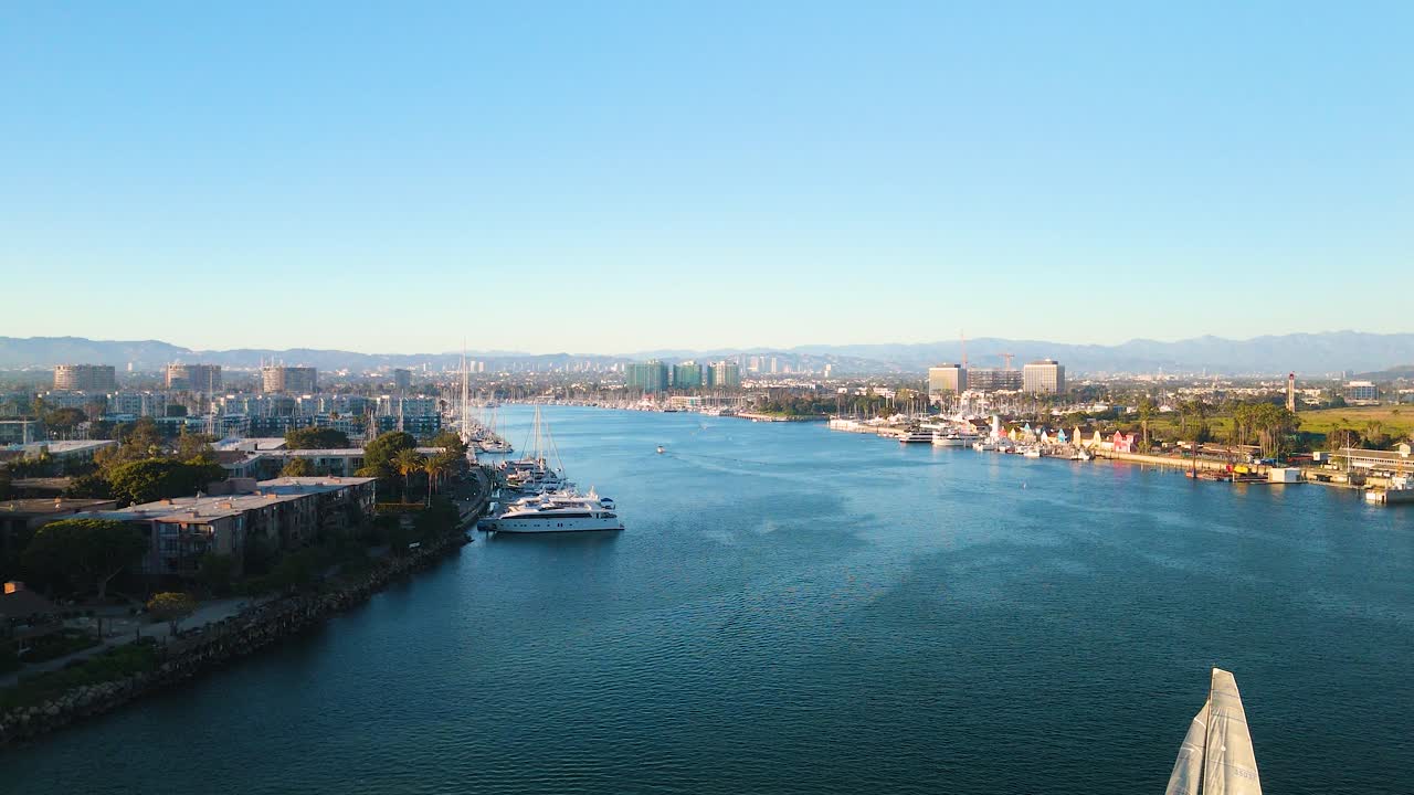 미국 캘리포니아주 로스앤젤레스에 있는 마리나 델 레이 (marina del rey) 로 향하는 항해선.