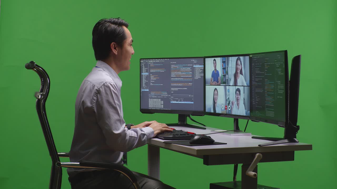 다중 화면으로 비디오 컨퍼런스를 하는 사람