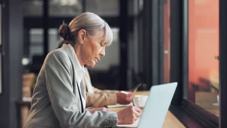 Mujer-De-Negocios,-Escribiendo-Y-Planificando-En-El-Café