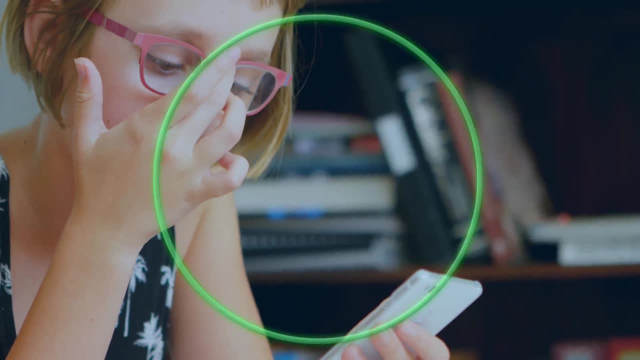 animación de escaneo de alcance sobre la chica usando el teléfono inteligente