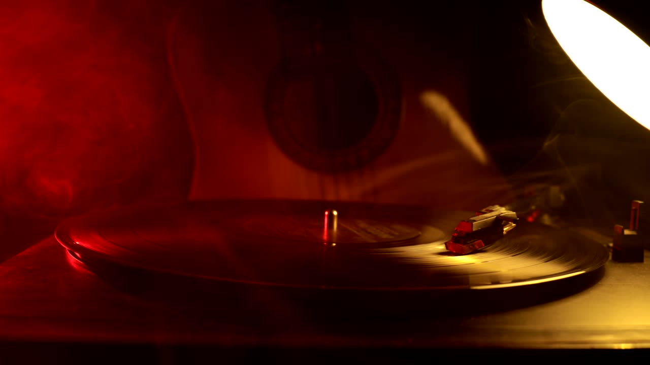 슬라이더 : 플레이어와 어쿠스틱 기타에서 연주되는 빈티지 비닐 레코드, 화염 오렌지 연기 배경, 장난감 자동차 설치와 함께 범죄 또는 블루스 컨셉, 선택적 초점