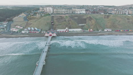 saltburn by the sea temprano en la mañana invierno marzo 2022 - drone aéreo dji mavic 3 cine prores clip 1