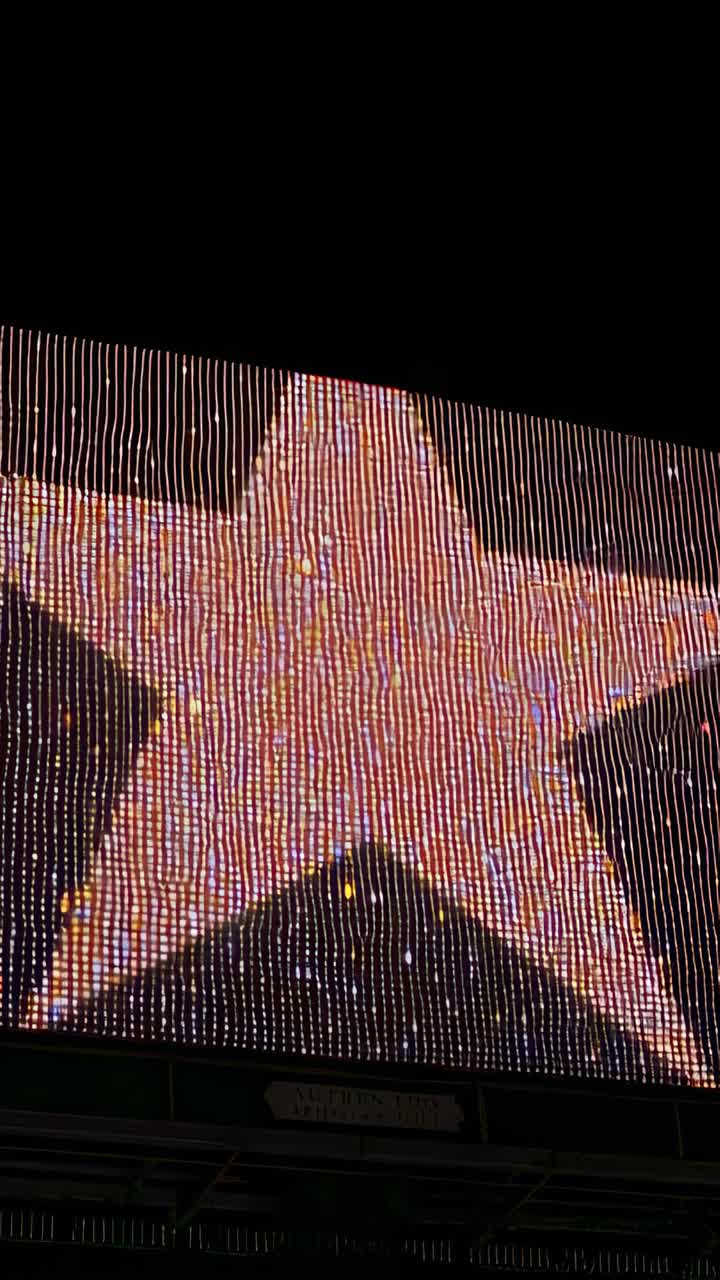 Video verticale: stella a cinque punte su display a LED di notte, aggiornamento che provoca uno scintillio sul supporto