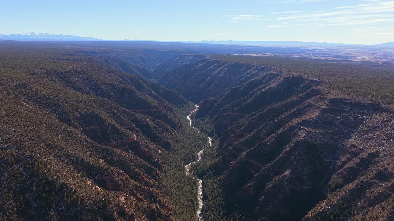 Una ripresa aerea con drone dall'alto rivela il serpeggiante fiume Dolores che si fa strada tra le profonde scogliere di roccia rossa in Colorado. Questo video in 4K cattura la scala aspra e remota di una destinazione per viaggi avventura.