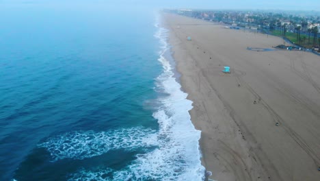 hermoso video de 4k de la impresionante costa azul como la gente en vacaciones juega en un día de niebla de la costa del pacífico del sur de california