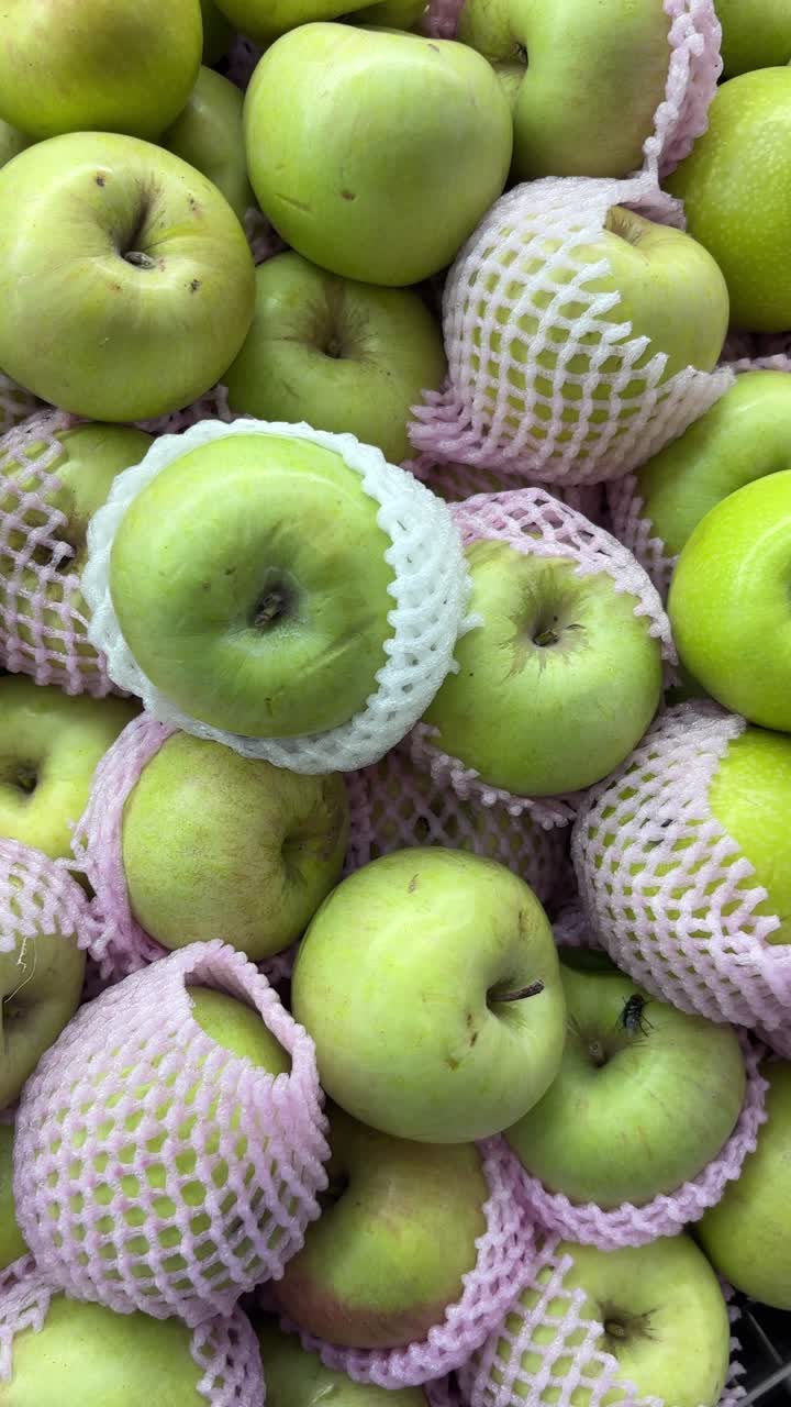 Mele verdi fresche con retina protettiva in schiuma