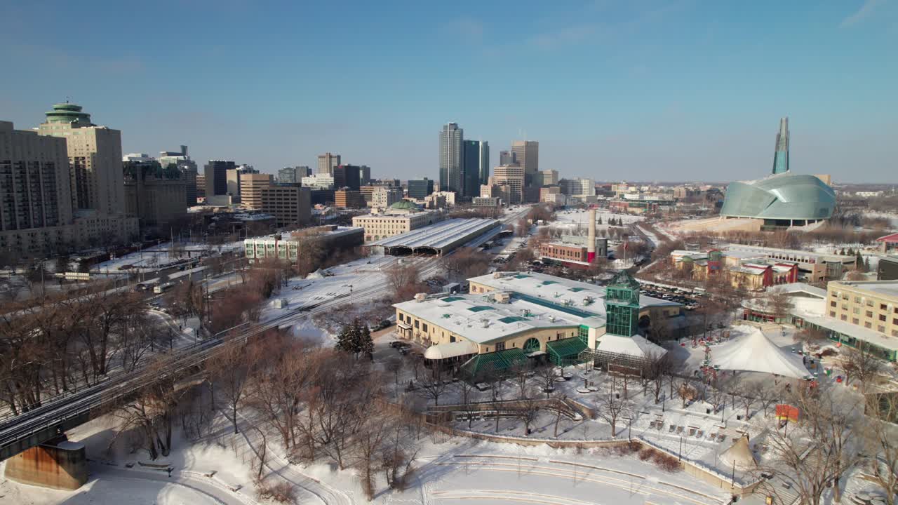 윈니 시내의 아름다운 스카이 라인 드론 촬영, 4k