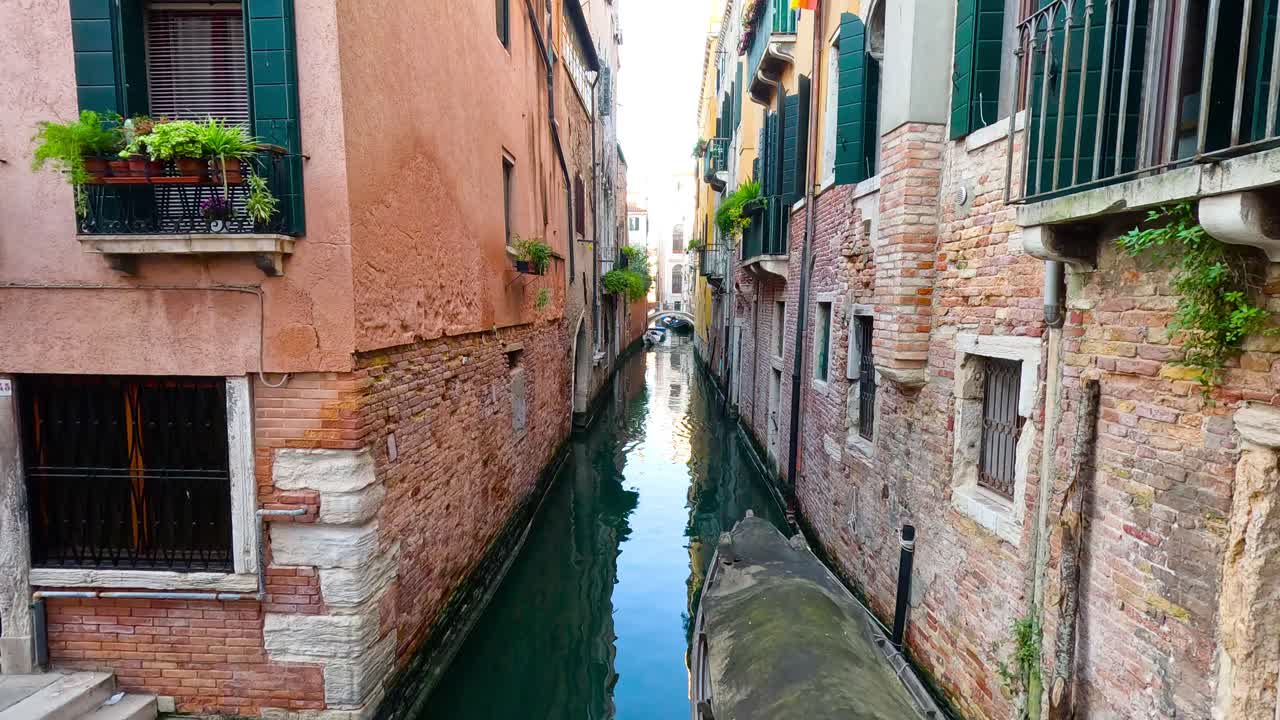 canal estrecho flanqueado por viejos edificios de ladrillo
