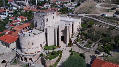 Hermosa-Arquitectura-Del-Museo-En-El-Castillo-De-Kruja,-Fortaleza-Medieval-De-Skanderbeg-En-Guerra-Contra-El-Imperio-Otomano