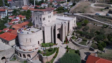 hermosa arquitectura del museo en el castillo de kruja, fortaleza medieval de skanderbeg en guerra contra el imperio otomano