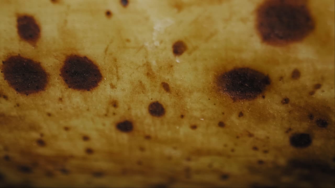 잘 익은 바나나 껍질을 가로지르는 시네마틱 팬