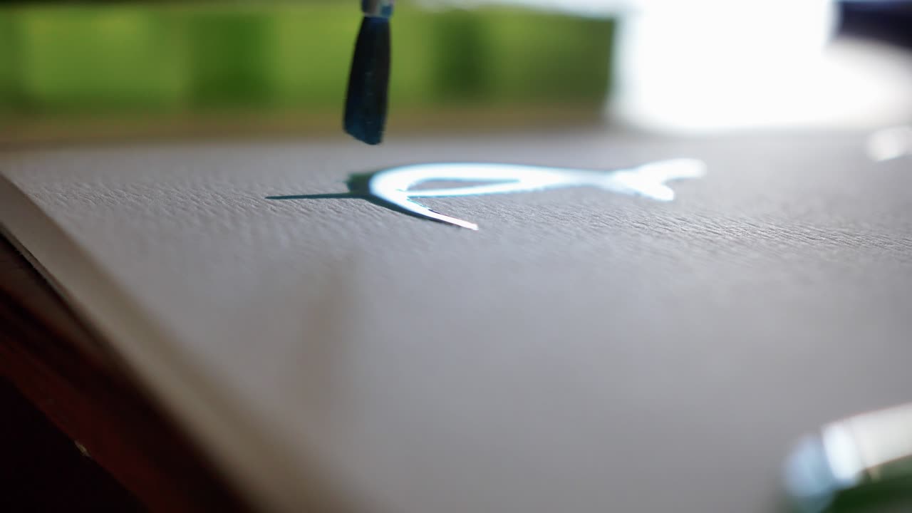 종이에 유창한 붓놀림, 수채화로 그리기, 추상적 배경