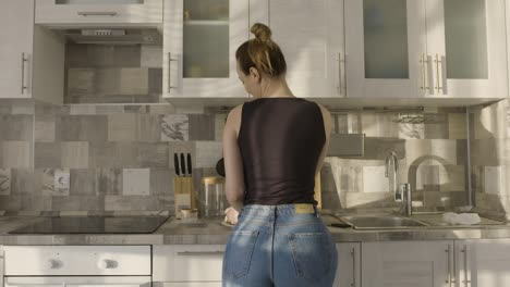 mujer en una cocina