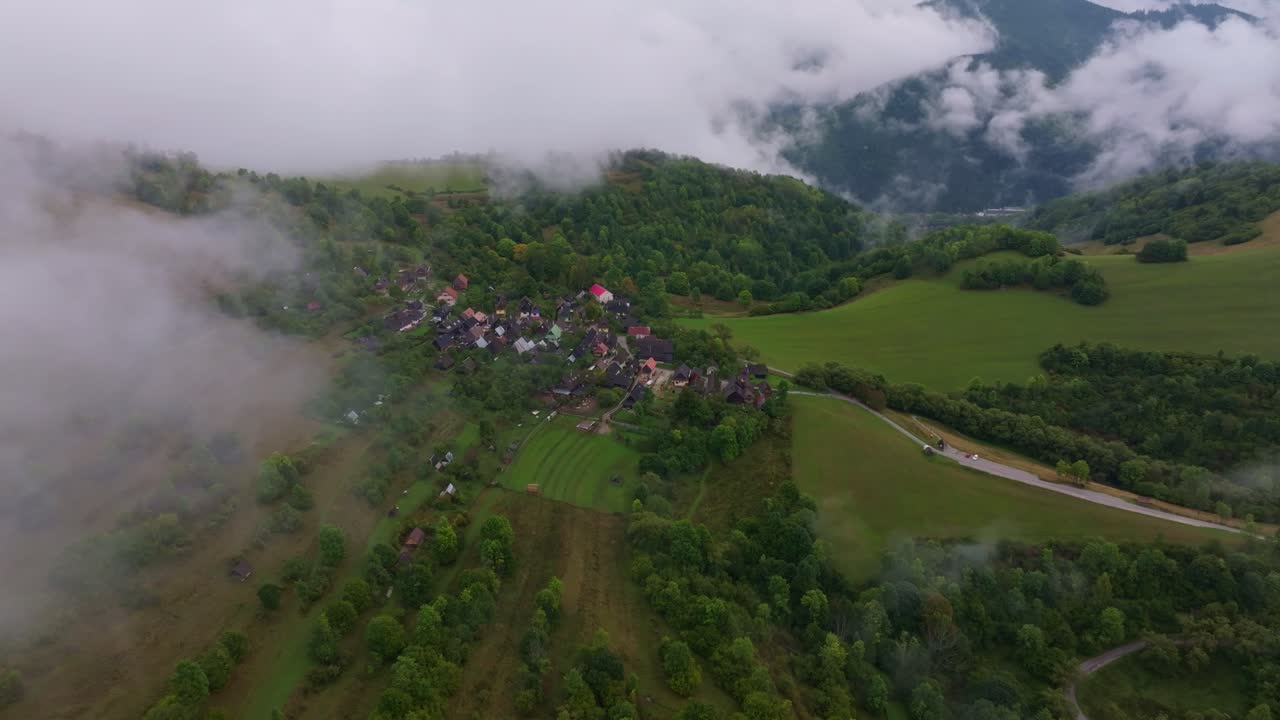 Luftaufnahme des Dorfes Vlkolinec, das in goldenen Abendfarben leuchtet