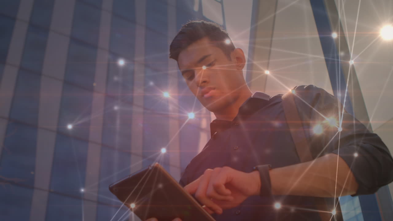 red brillante de conexiones contra el hombre biracial usando una tableta digital