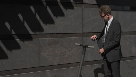 hombre de negocios que usa scooter eléctrico