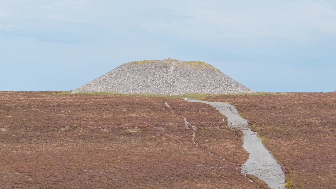 Dronning Medbs grav (Dronning Maeves gravhaug) på toppen av Knocknarea-fjellet i County Sligo, Irland. Luftfoto fremover.