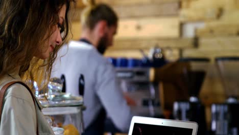 Frau-Benutzt-Laptop-Beim-Kaffeetrinken