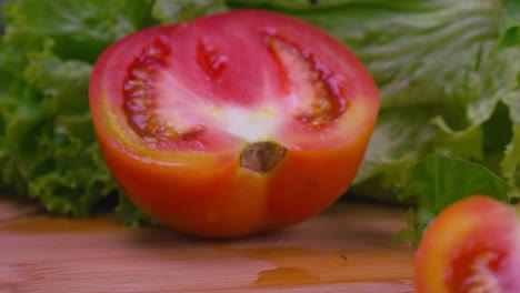 한 남자의 아름다운 슬로우 모션 샷이 방금 토마토 자르기를 마쳤습니다.