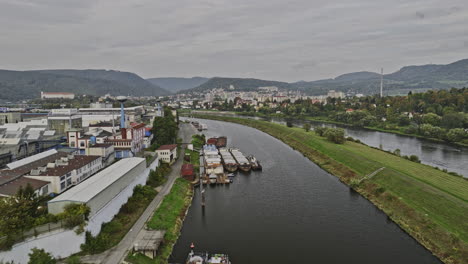 decin czechia aerial v1 drone flyover zona industrial capturando barcazas de barcos atracadas en la orilla del río, paisaje urbano a lo largo del río elba y vistas del paisaje de las laderas - filmado con mavic 3 cine - noviembre 2022