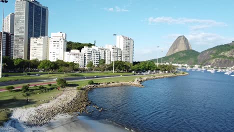 Edificios,-Playa-Y-Pan-De-Azúcar,-Pao-De-Acucar,-En-El-Fondo---Disparo-De-Drones-En-Río-De-Janeiro