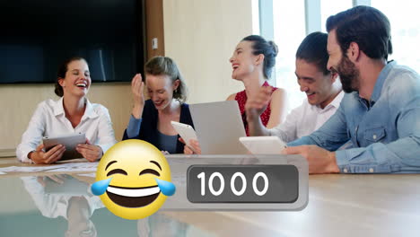 personas de negocios riendo en la oficina y cara con lágrimas de alegría emoji 4k