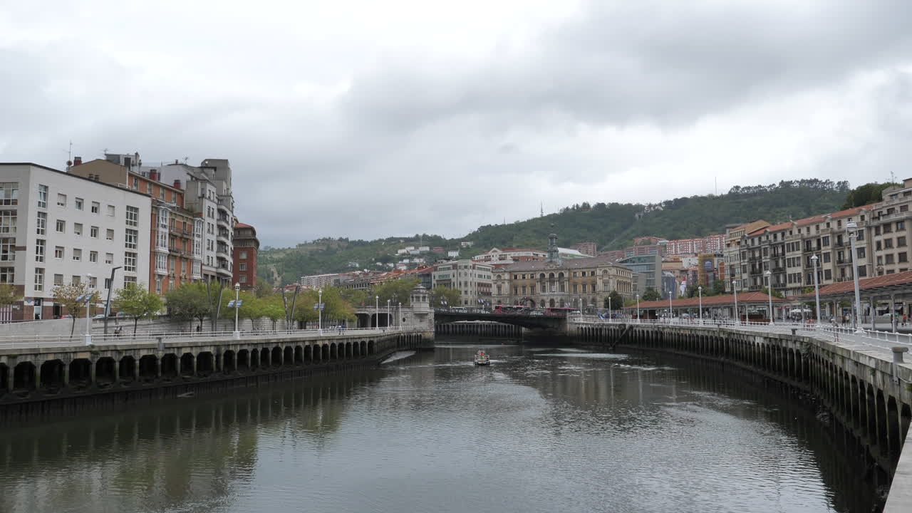 río nervión y paisaje urbano de bilbao en un día nublado