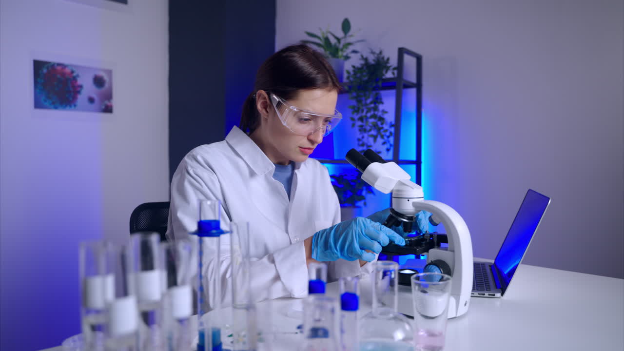 científico usando el microscopio en un laboratorio