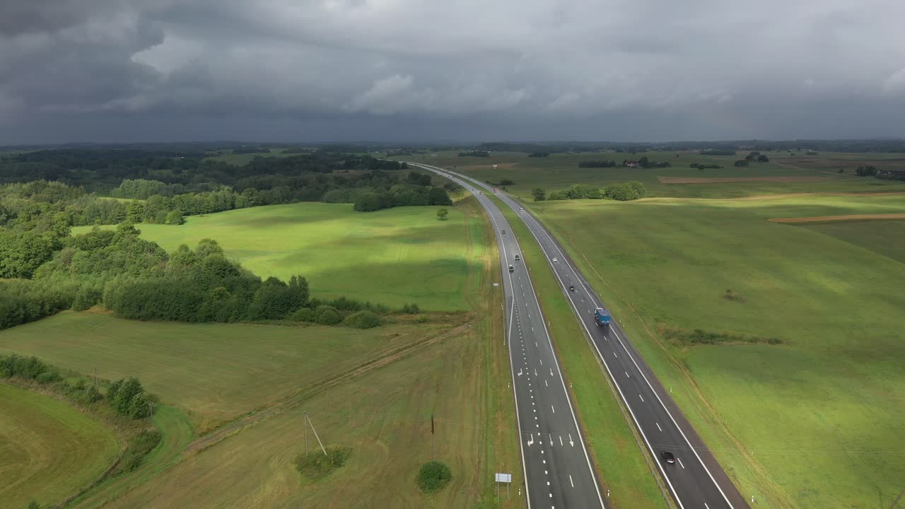 자동차와 함께 고속도로의 드론 조감도