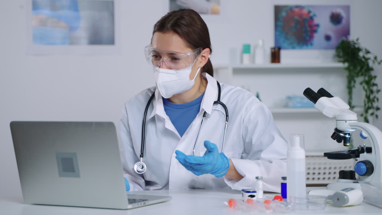 Scienziato che lavora su un portatile in un laboratorio