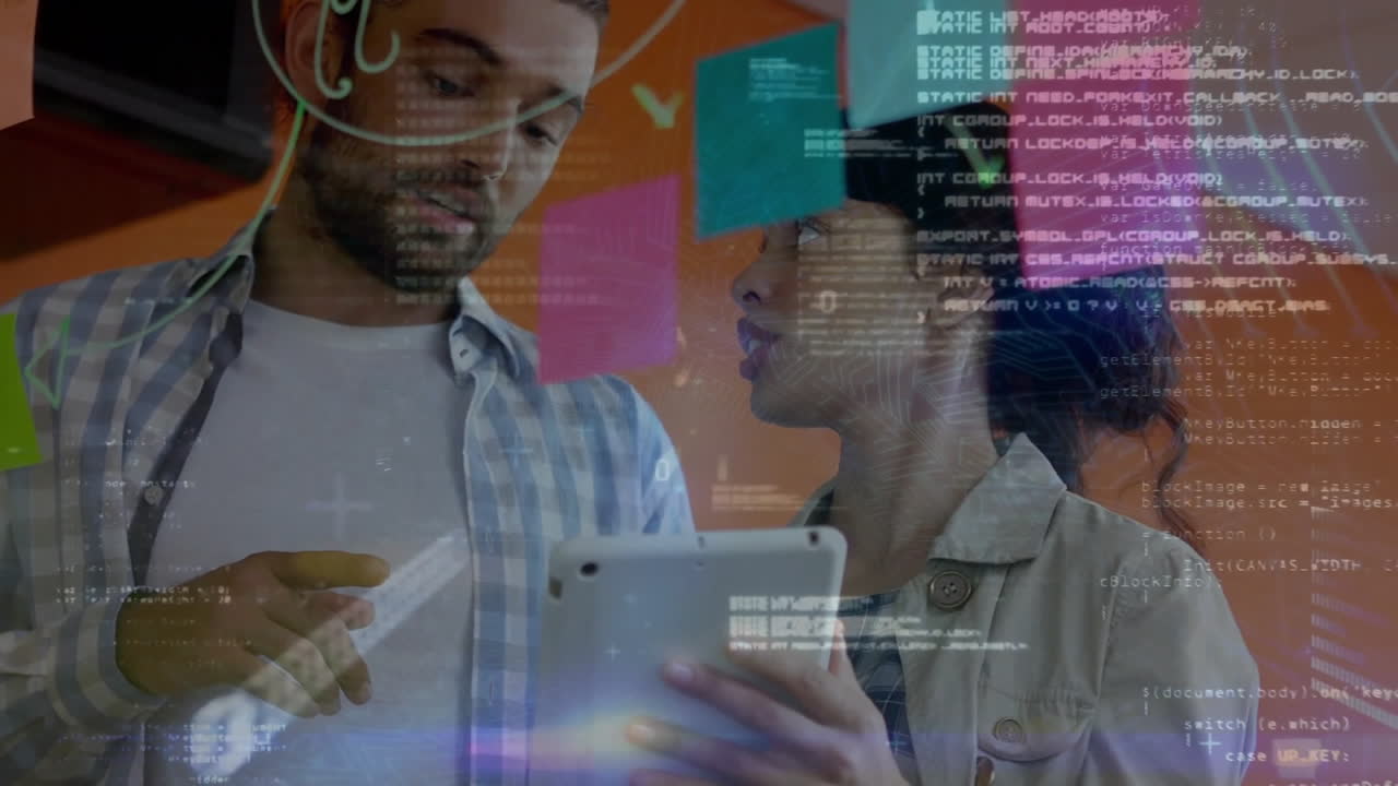 animación del procesamiento de datos sobre diversas personas de negocios discutiendo el trabajo