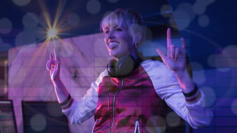 composición de una mujer caucásica dj tocando en una discoteca con el deporte de la luz en el fondo