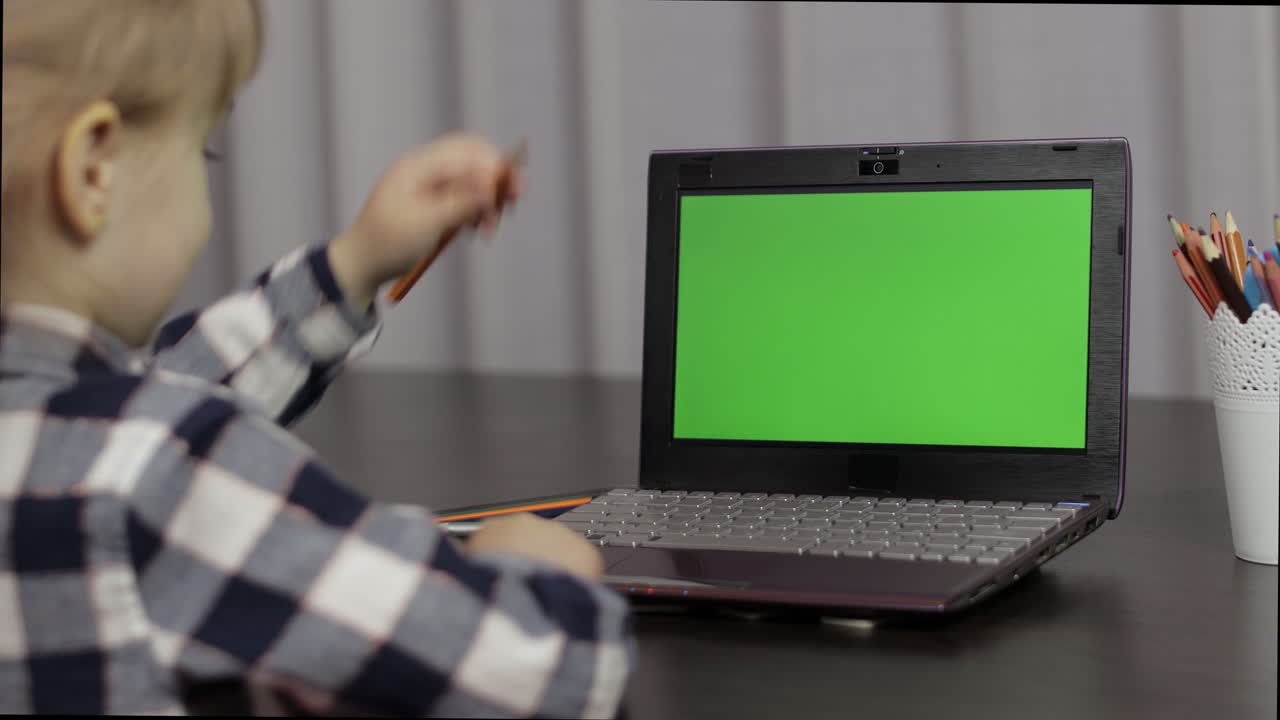 lección de educación a distancia para niñas, utilizando una computadora portátil digital en el hogar. pantalla verde