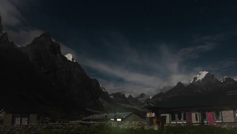 pueblo de pheriche en la noche con cielo estrellado