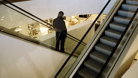 Escaleras-Mecánicas-Subiendo-Y-Bajando-En-El-Centro-Comercial