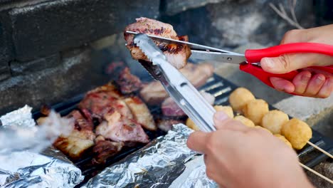 cortar barbacoa coreana a la parrilla afuera con tijera